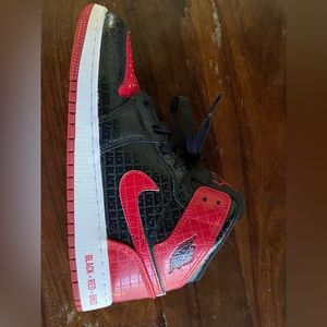 Bred Jordan 1 Mid